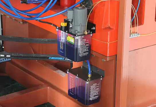 Máy bơm dầu bôi trơn điện có thể tự động bơm dầu bôi trơn thường xuyên và định lượng thông qua sự điều khiển của máy tính trong điều kiện điều khiển không người lái, điều này có thể làm cho rota