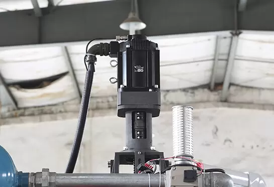 Động cơ servo kéo dài của YASKAWA (Nhật Bản) điều khiển tốc độ của khuôn trên và khuôn dưới, điều này có thể duy trì độ bền đồng đều để đảm bảo rằng độ dày đáy của mỗi cốc là đồng nhất. Và ser