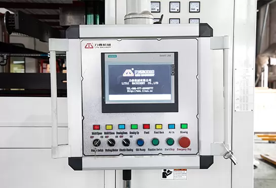 Giao diện thủ công công nghiệp và PLC của SIEMENS (Đức) giúp tự động hóa mức độ cao, điều khiển chính xác và vận hành thuận tiện. Chức năng lưu trữ tài liệu giúp đơn giản hóa các quy trình hoạt động.
