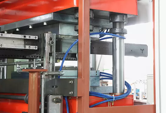 Trạm làm việc được dẫn động bằng kết cấu bốn trụ dẫn hướng ổn định (thép GCr15, bên ngoài mạ crom cứng). Chống mài mòn và kéo dài tuổi thọ thiết bị.