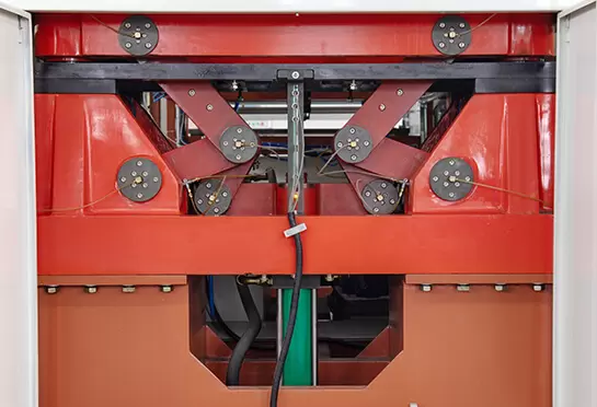 Toàn bộ bộ phận được dẫn động bằng hệ thống thủy lực, đáng tin cậy và ổn định. Sử dụng công tắc khoảng cách của ROCKWELL (Mỹ) dẫn đến độ chính xác định vị khuôn tuyệt vời.