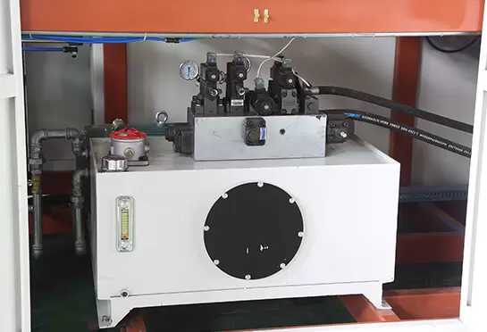 Hệ thống dẫn động thủy lực có thể cung cấp tốc độ di chuyển thích hợp và lực đột mạnh.