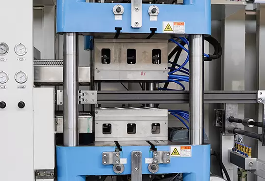 Có thiết bị thay khuôn nhanh chóng, rút ngắn thời gian thay khuôn cực kỳ hiệu quả.