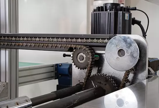 Chuỗi răng làm bằng 65 # Mn, giúp chuyển tải tấm. Ray nhôm có nước giải nhiệt, tiết kiệm nước.
