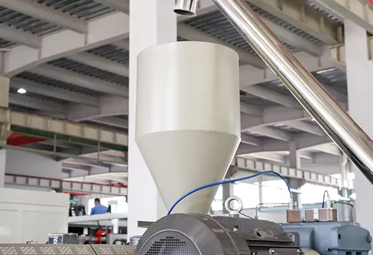 Phễu: Bộ phận cấp liệu và gia nhiệt có công tắc quang điện tử để tránh lỗi vận hành trong quá trình sản xuất.