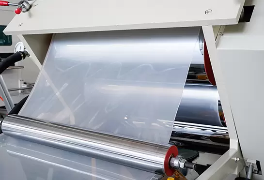 Ba phần con lăn ép nguyên liệu thô được đùn bởi khuôn thành hình dạng tấm và làm mát để tạo thành; ba con lăn là ba con lăn xiên, cấu trúc đơn giản, dễ vận hành và bảo trì.