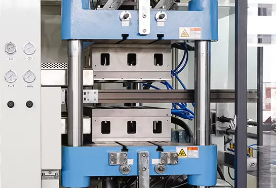 Có thiết bị thay khuôn nhanh chóng, rút ngắn thời gian thay khuôn cực kỳ hiệu quả.