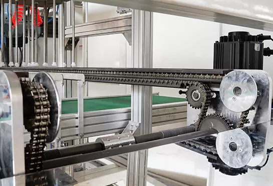 Chuỗi răng làm bằng 65 # Mn, giúp chuyển tải tấm. Ray nhôm có nước giải nhiệt, tiết kiệm nước.