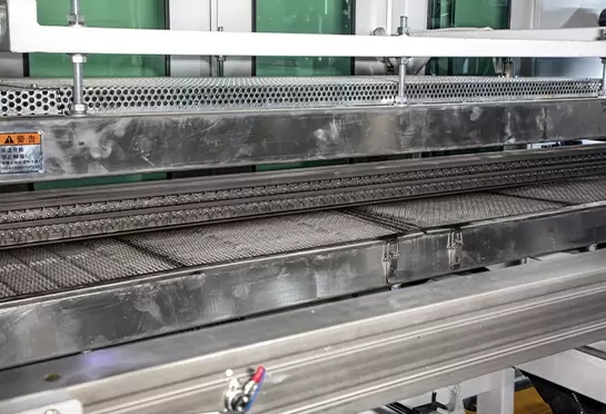 Máy áp dụng hệ thống nhiệt độ PID, nó cho thấy độ chính xác cao và khả năng kiểm soát nhiệt độ ＜ 1 ℃.